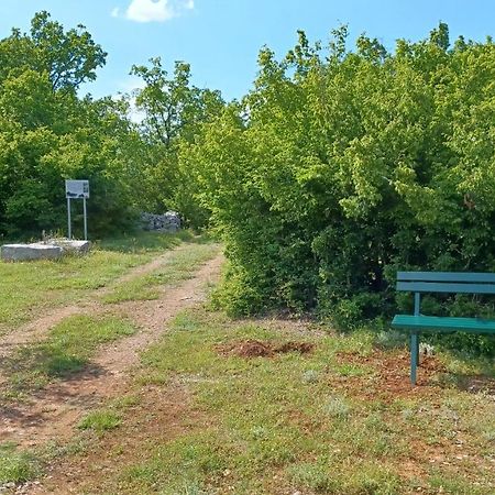Trilj Apartman Jurika Bagian luar foto