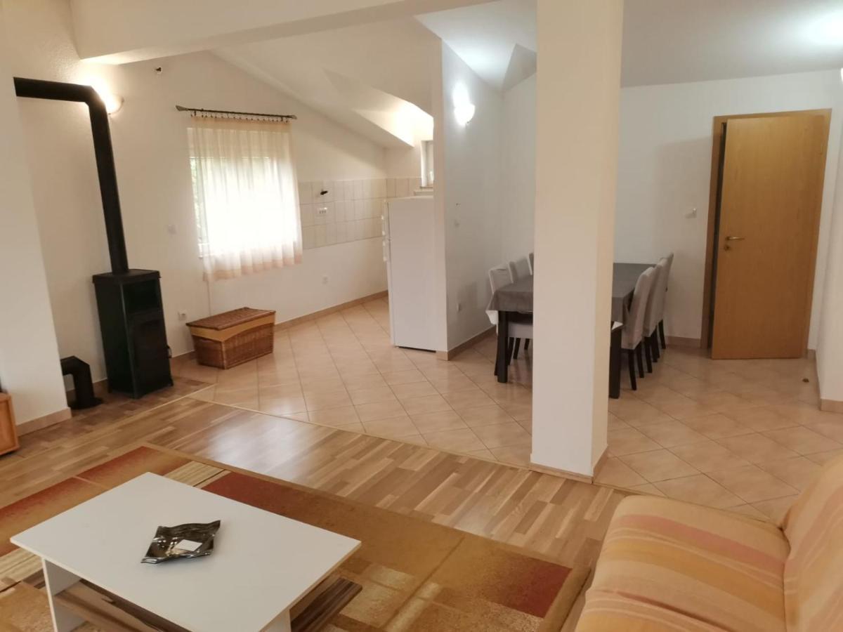 Trilj Apartman Jurika Bagian luar foto