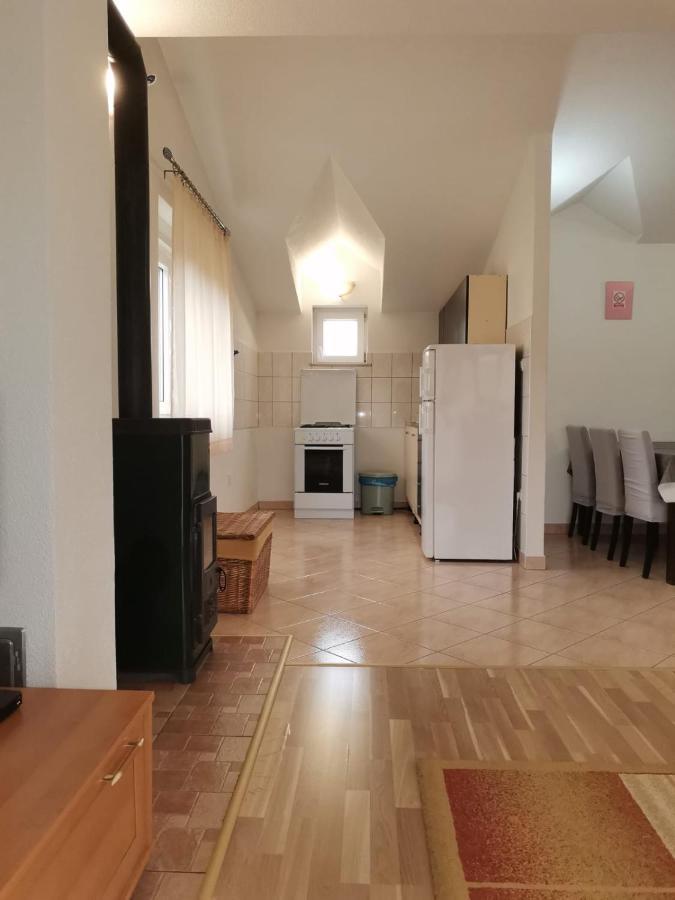 Trilj Apartman Jurika Bagian luar foto
