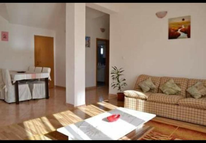 Trilj Apartman Jurika Bagian luar foto