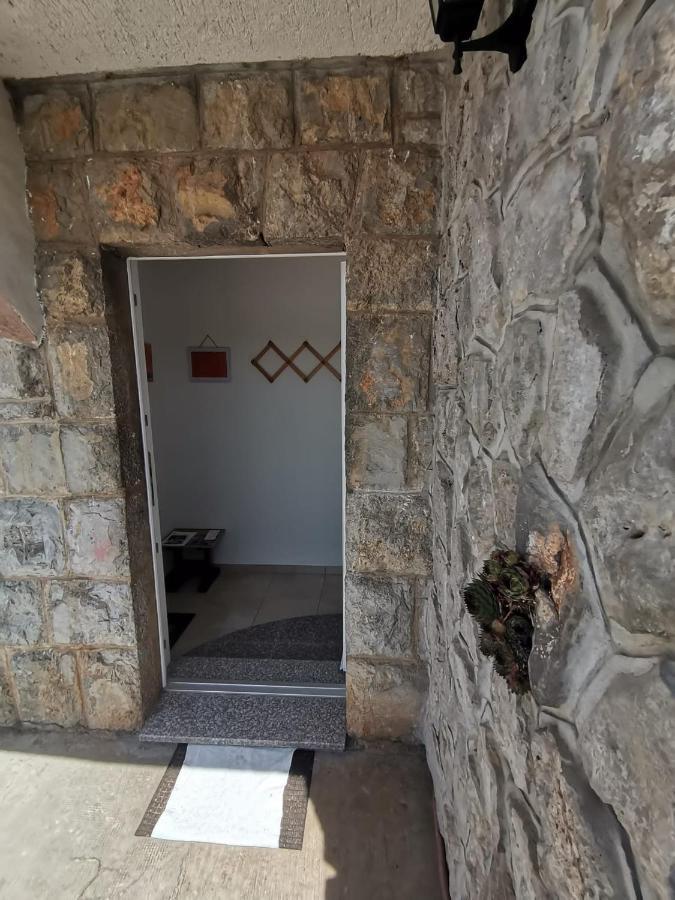 Trilj Apartman Jurika Bagian luar foto