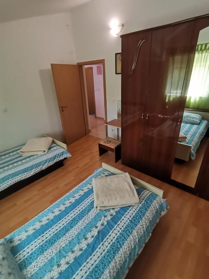 Trilj Apartman Jurika Bagian luar foto