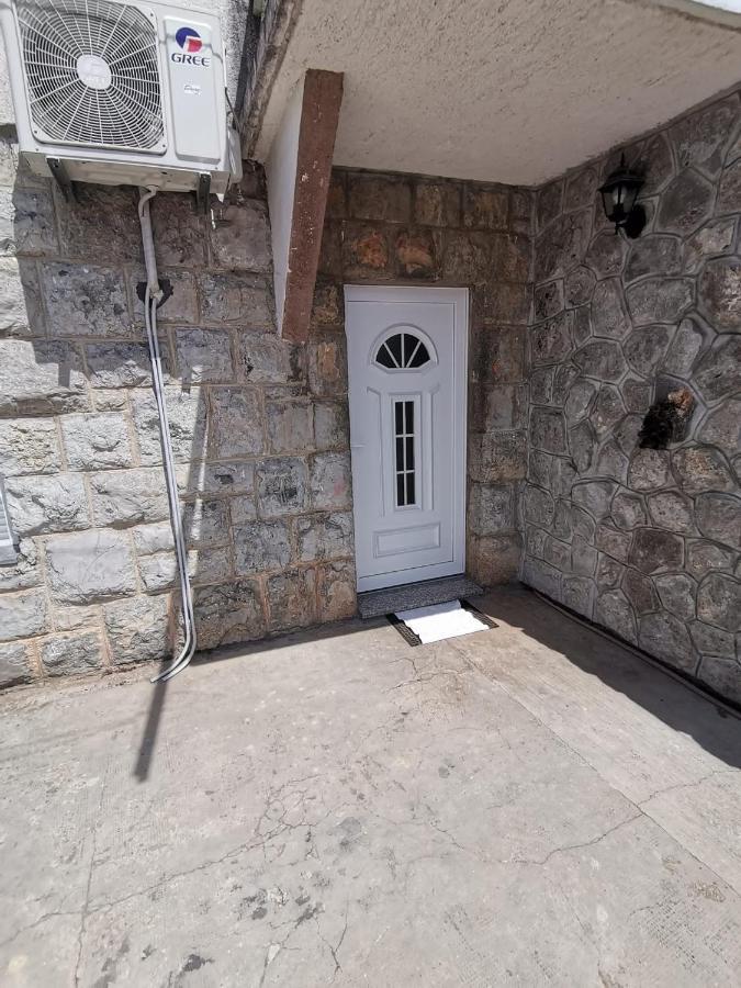 Trilj Apartman Jurika Bagian luar foto