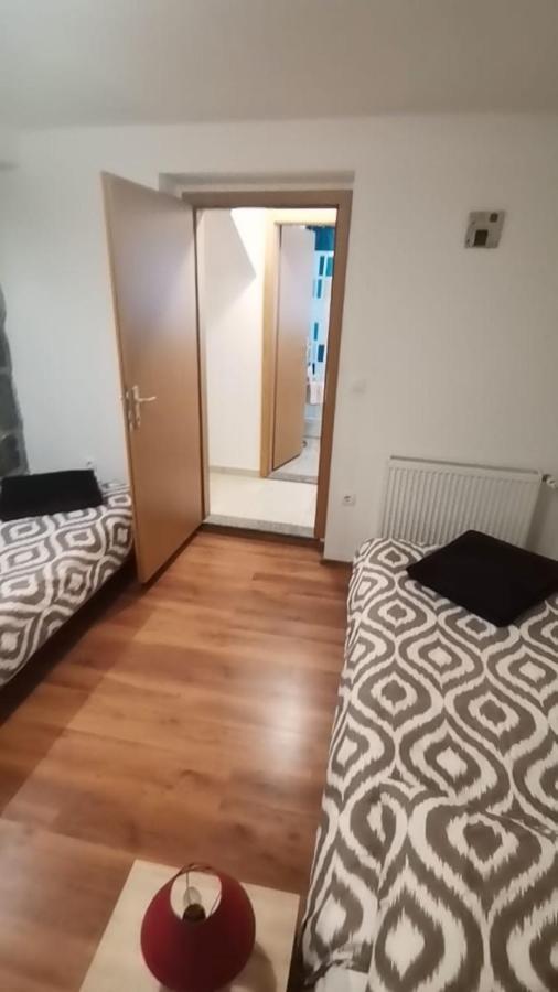 Trilj Apartman Jurika Bagian luar foto