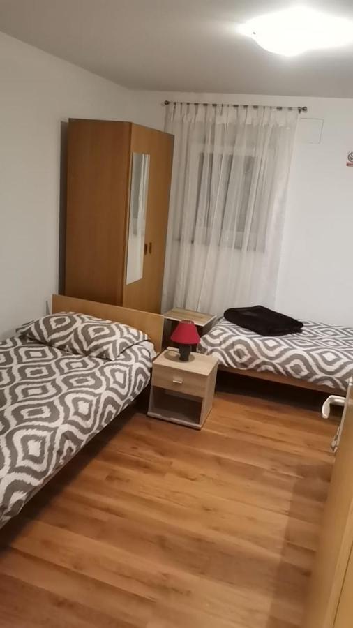 Trilj Apartman Jurika Bagian luar foto