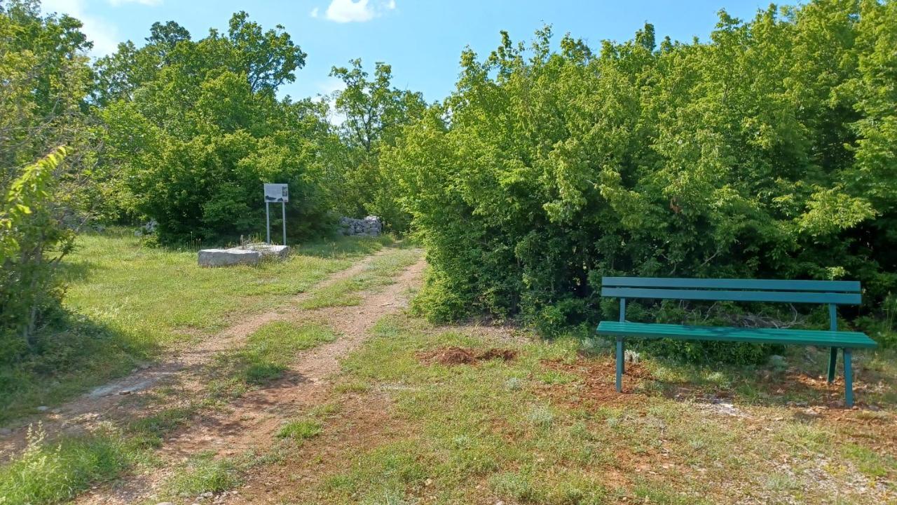 Trilj Apartman Jurika Bagian luar foto