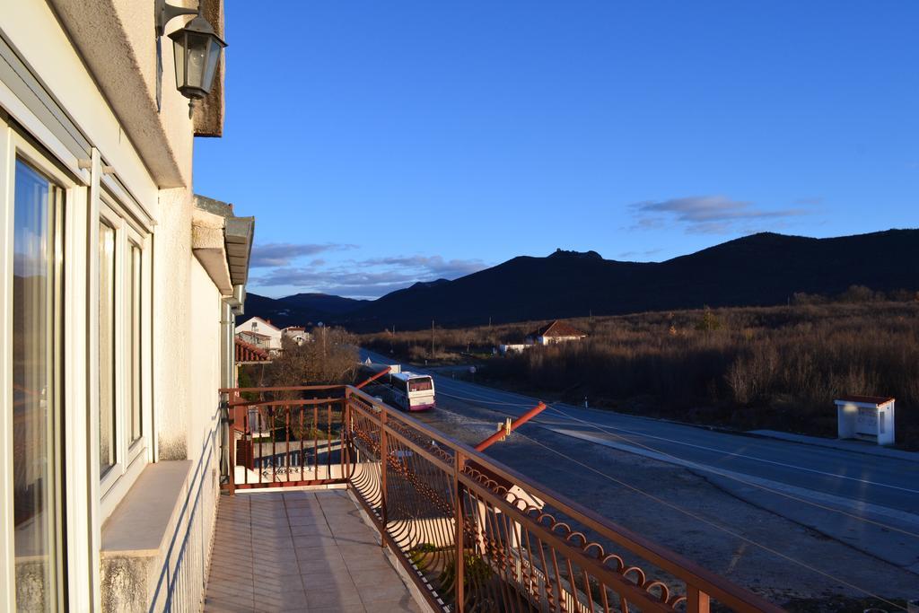 Trilj Apartman Jurika Bagian luar foto