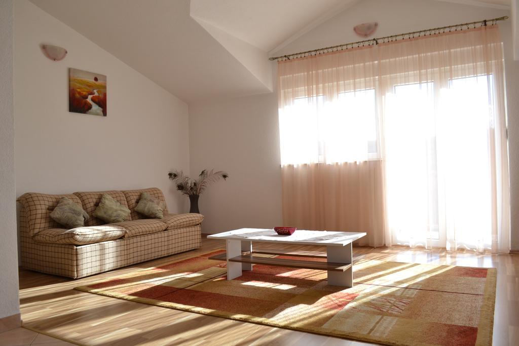 Trilj Apartman Jurika Bagian luar foto