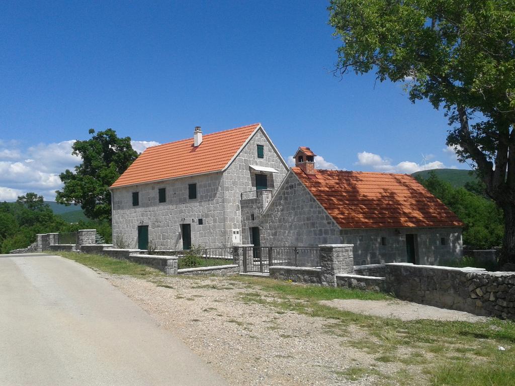 Trilj Apartman Jurika Bagian luar foto