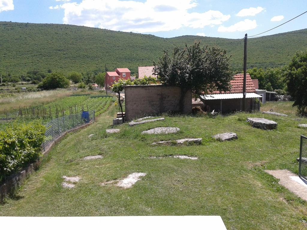 Trilj Apartman Jurika Bagian luar foto