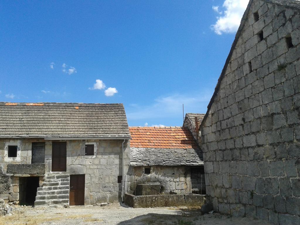 Trilj Apartman Jurika Bagian luar foto