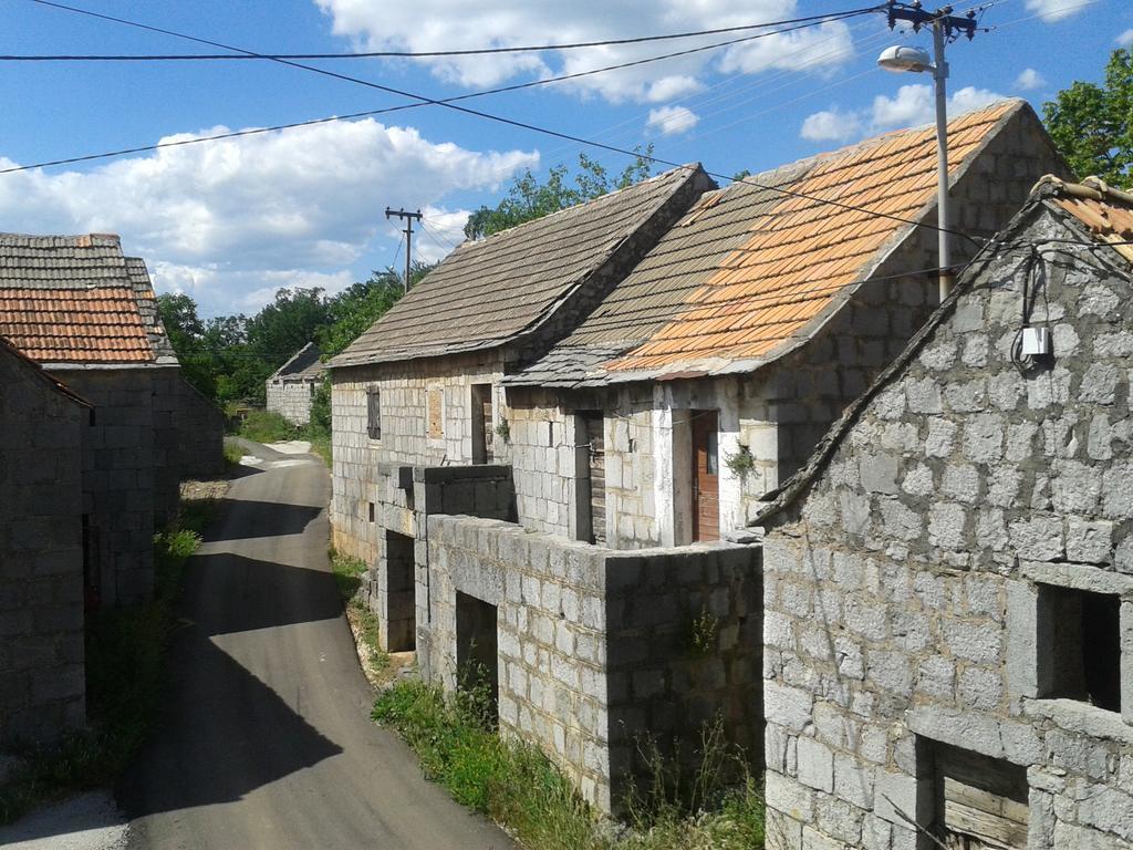 Trilj Apartman Jurika Bagian luar foto