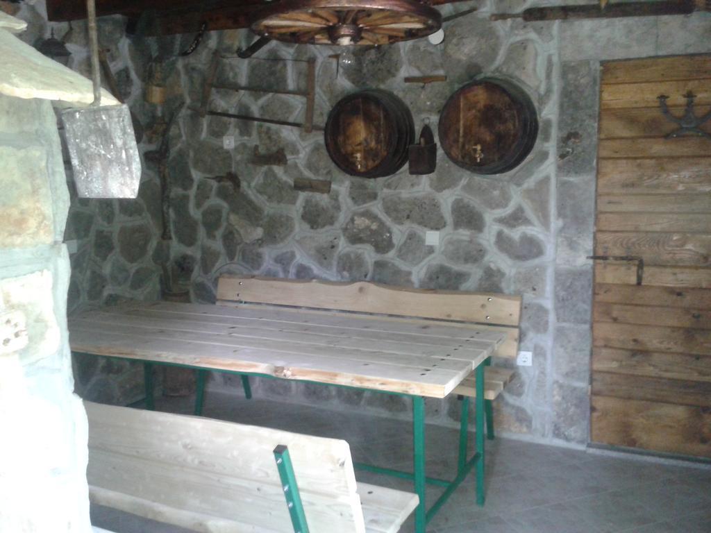 Trilj Apartman Jurika Bagian luar foto