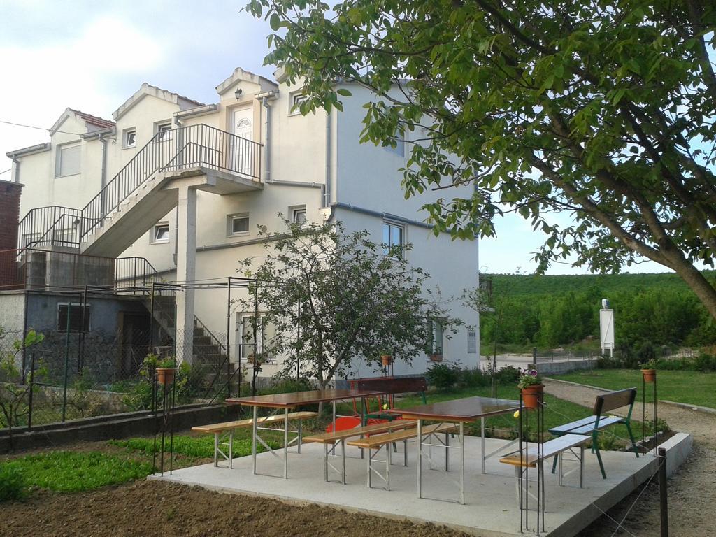 Trilj Apartman Jurika Bagian luar foto