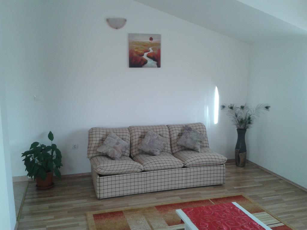 Trilj Apartman Jurika Bagian luar foto