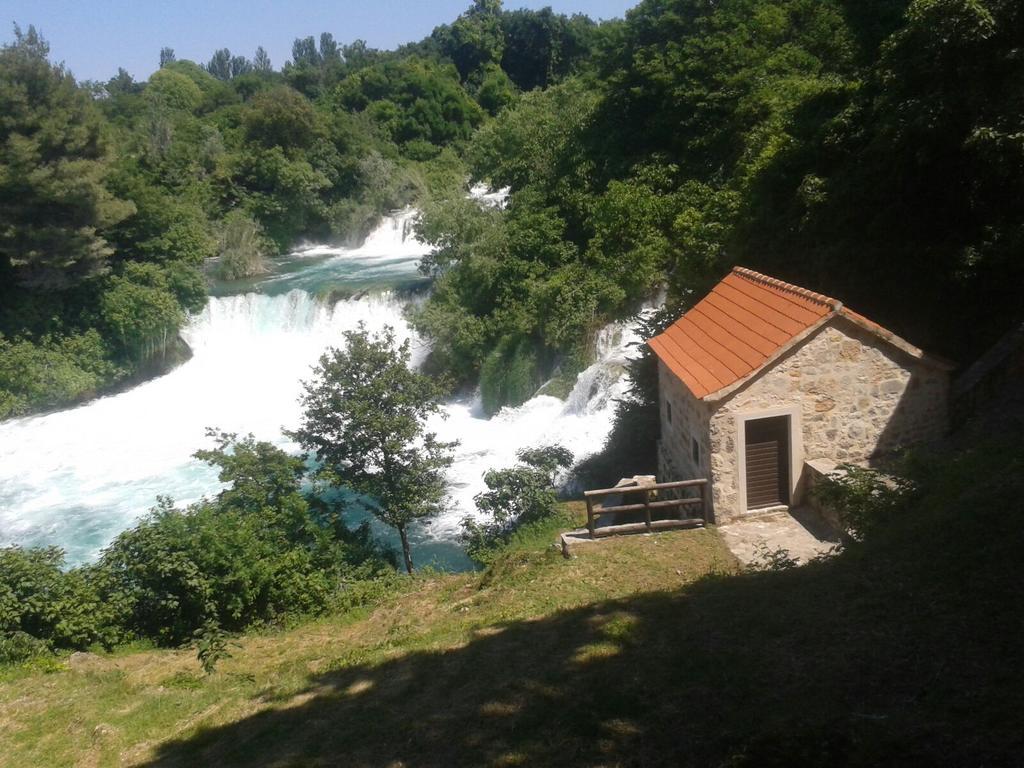 Trilj Apartman Jurika Bagian luar foto
